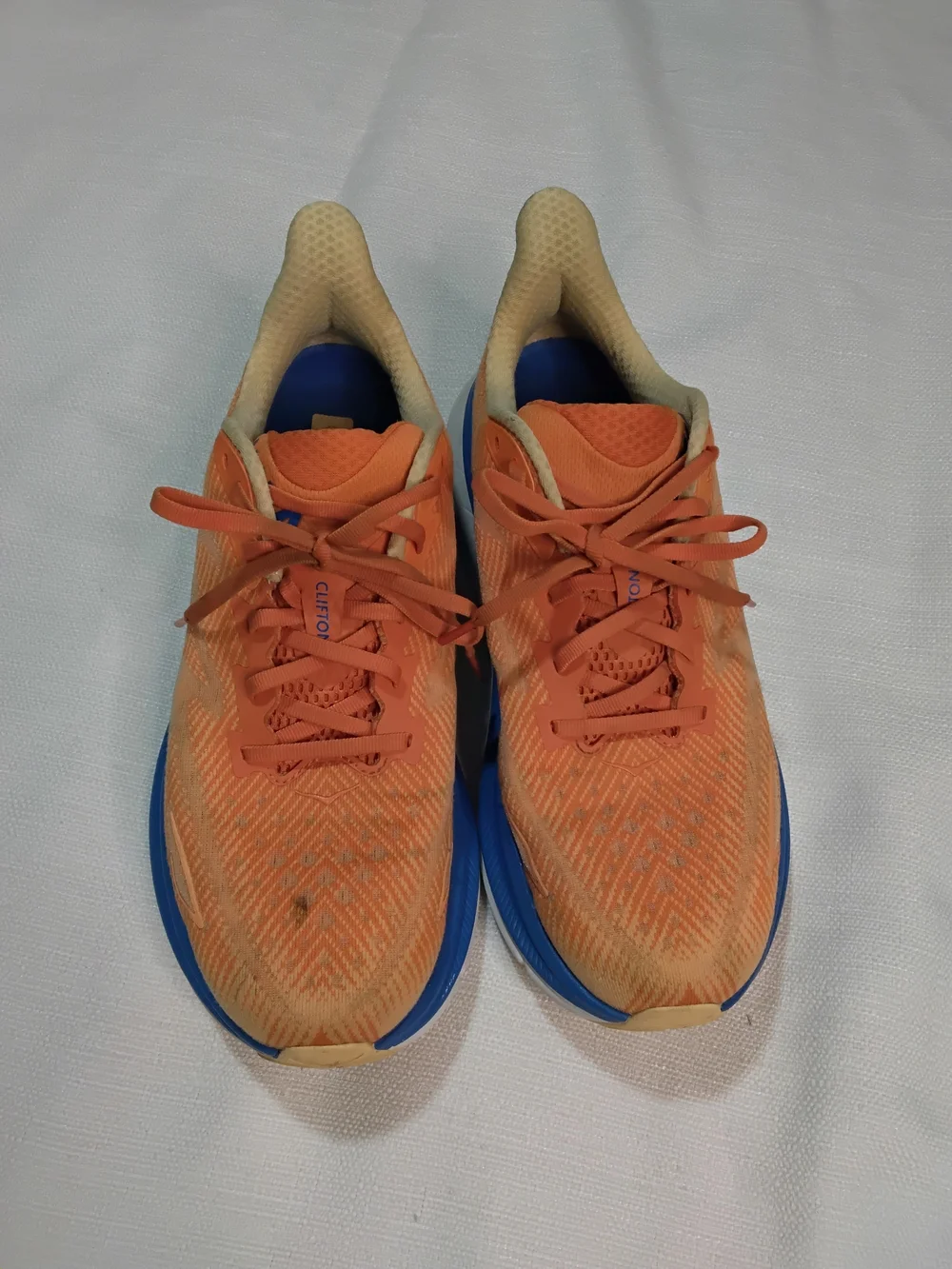 Hoka Clifton 9 Men's Coral Orange Running Shoes with Blue Midsole Sz 9D.